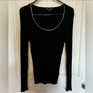 Black fitted ribbed shirt with gold chain.